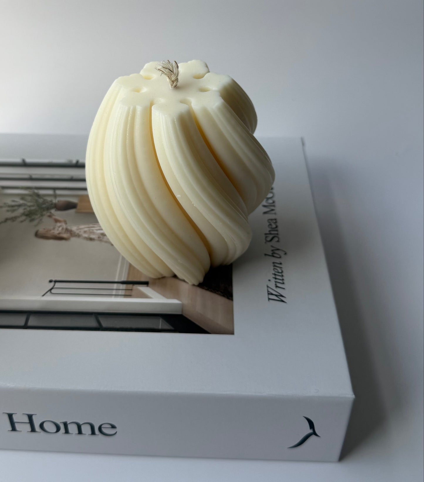 Lumière Swirls - Sculptural Candle
