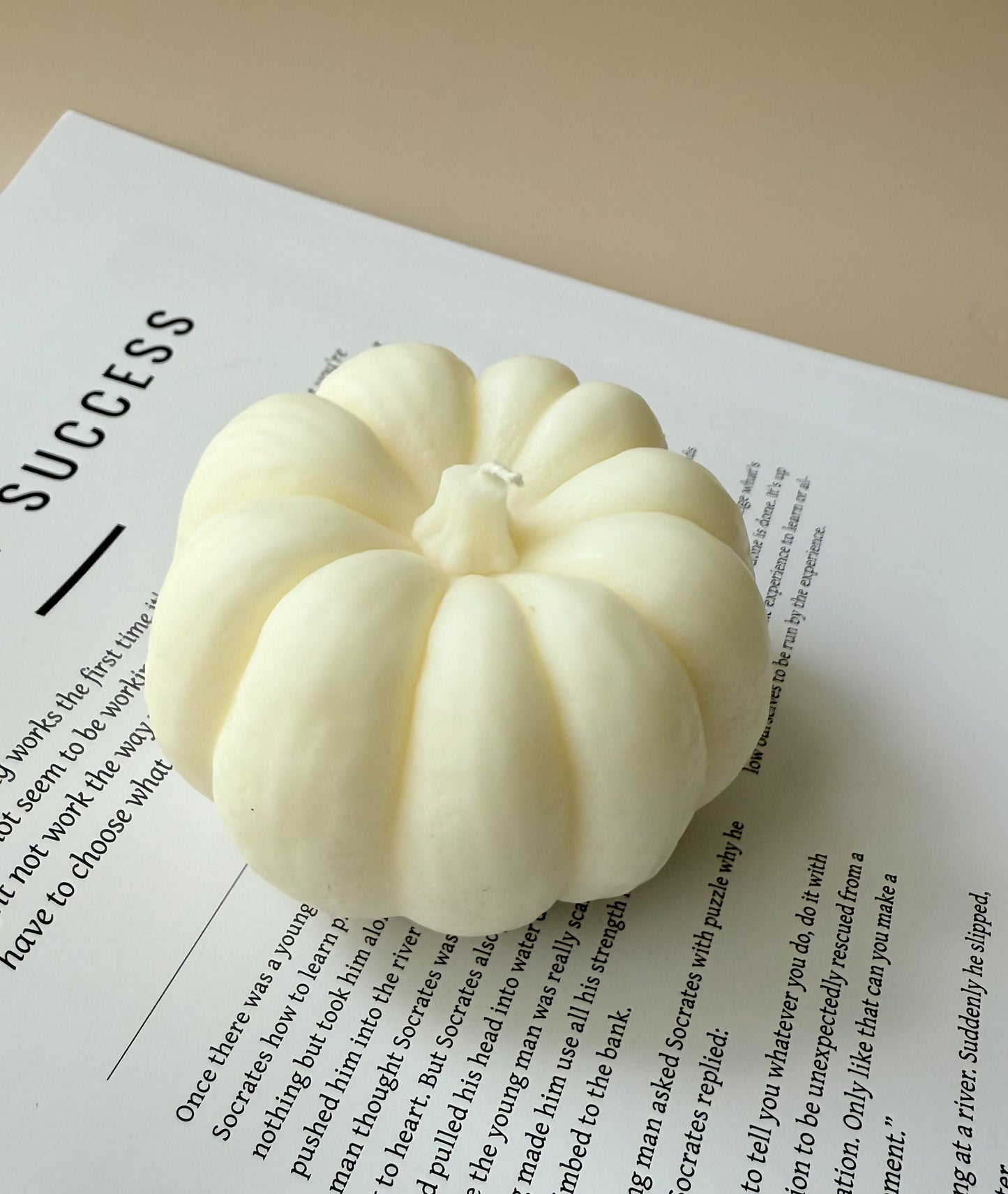 Grote ronde pompoen kaars wit - Handgemaakt door cheri atelier